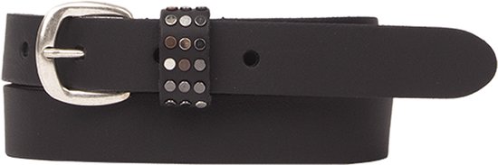 Zwarte leren riem met zilverkleurige gesp en studs.
