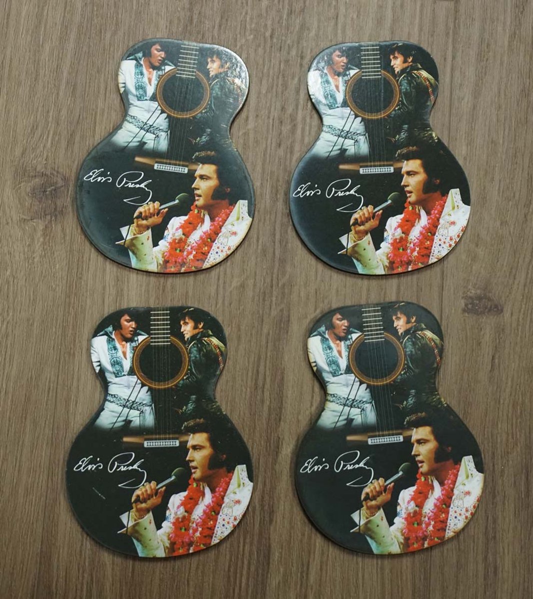 nderzetters Elvis Presley body van gitaar set van 4 stuks - nderzetters voor glazen 4x Elvis Presley gitaar vorm - Elvis Presley artikelen - cadeau tip voor Elvis Presley fans - Elvis Presley huishoudelijke artikel