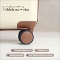 Gros plan sur les doubles roues pivotantes à 360° d'une valise blanc cassé avec des accents marron.
