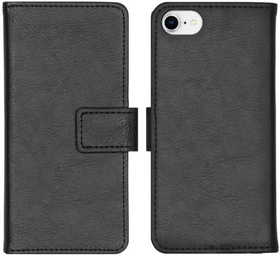 Zwarte, leren bookcase hoesjes voor een telefoon, gesloten en open (achterkant zichtbaar met camera).