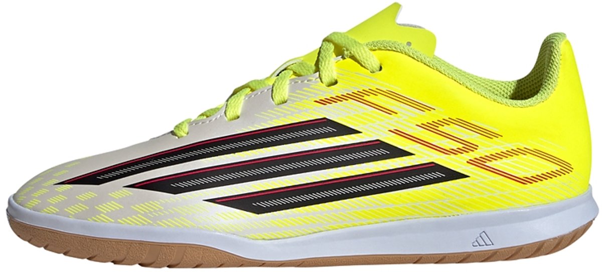 Geel adidas F50 CLUB indoor voetbalschoenen voor kinderen, met een lichtgewicht ontwerp en opvallende zwarte en rode details.