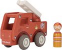 Houten brandweerwagen in het rood met ladder en "little dutch" logo, naast een houten brandweerman-poppetje.