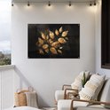 Feuilles dorées sur fond sombre, accrochées à un mur blanc sur un balcon, avec des fauteuils de détente.
