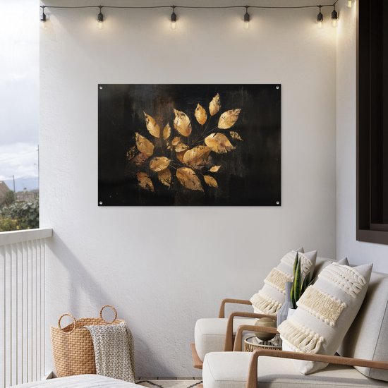 Feuilles dorées sur fond sombre, accrochées à un mur blanc sur un balcon, avec des fauteuils de détente.