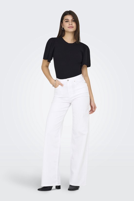 Model draagt een zwarte top en een wijde, witte jeans met vier zakken.