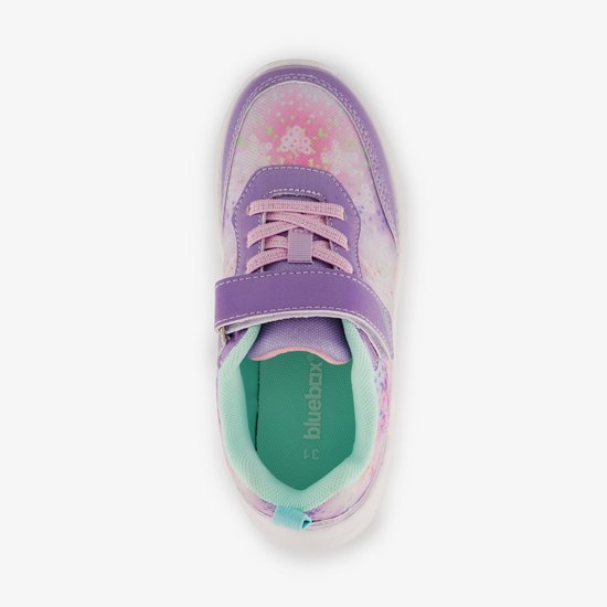 Bovenaanzicht van paarse sneaker met print, veters en klittenband.