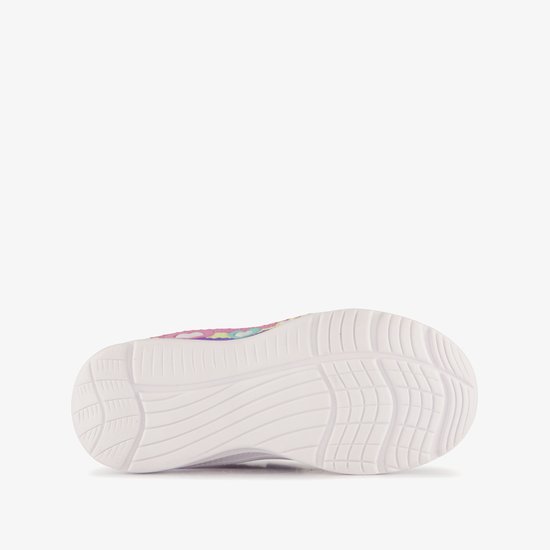 Onderkant van paarse sneaker met print en witte zool.