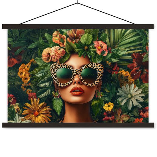 Een vrouw met een hoofdtooi van bloemen, grote panterprint zonnebril en opvallende oorbellen, tegen een achtergrond van weelderige junglebladeren.