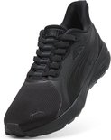 Zwarte PUMA sneaker met PUMA logo op de zijkant en vetersluiting.