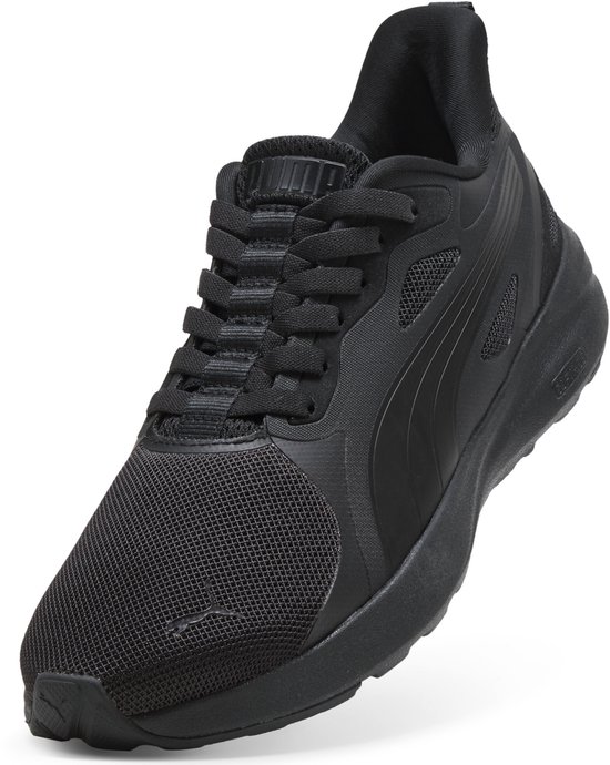 Zwarte PUMA sneaker met PUMA logo op de zijkant en vetersluiting.