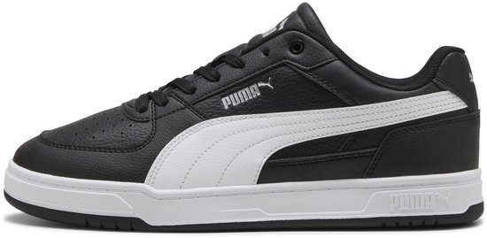 Zwarte Puma sneaker met witte Puma-streep, witte zool en Puma-logo op de hak.