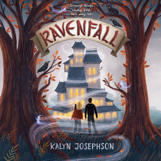 Een sinister landhuis, 'Ravenfall' genaamd, omringd door donkere bomen in de herfst. Twee kinderen kijken toe, terwijl raven en geesten rond het huis zweven. Strange things always find their way inn.