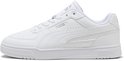 Gedetailleerd zijaanzicht van een witte Puma sneaker met Puma-logo op de zijkant en perforaties.