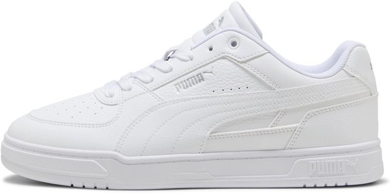 Gedetailleerd zijaanzicht van een witte Puma sneaker met Puma-logo op de zijkant en perforaties.