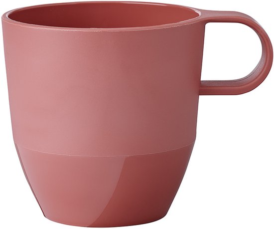 Tasse rose pâle avec anse, surface mate, plus large en bas.