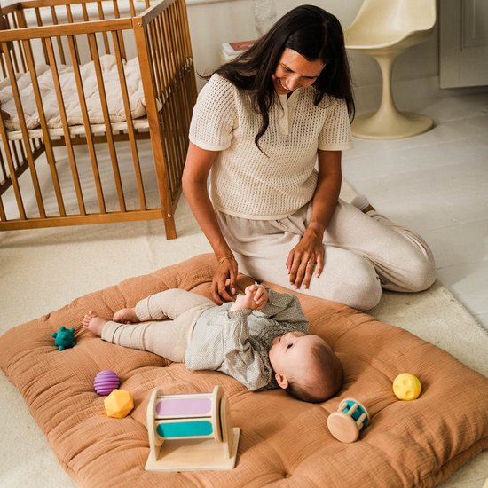 Speelmat baby - Rechthoekig Speelkleed - 100% Biologisch Mousseline Katoen - Luxe en Veilige Plek voor Ontwikkelingsactiviteiten - Ideaal voor Babygym, Speeltenten en Tipi-tenten - 110 x 85 cm - Caramel van Little Dutch — afbeelding 4