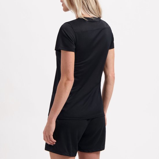 Vrouw van achteren gezien, met zwarte Nike shorts en een zwart Nike shirt.