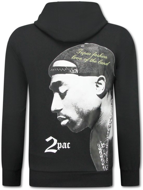 Zwarte hoodie met op de achterkant een zwart-wit print van Tupac, met tekst.