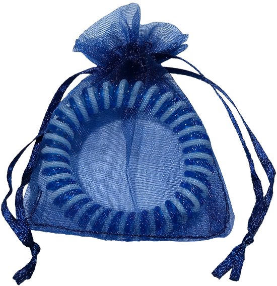 Blauw organza zakje met daarin een blauw-wit spiraalarmbandje.