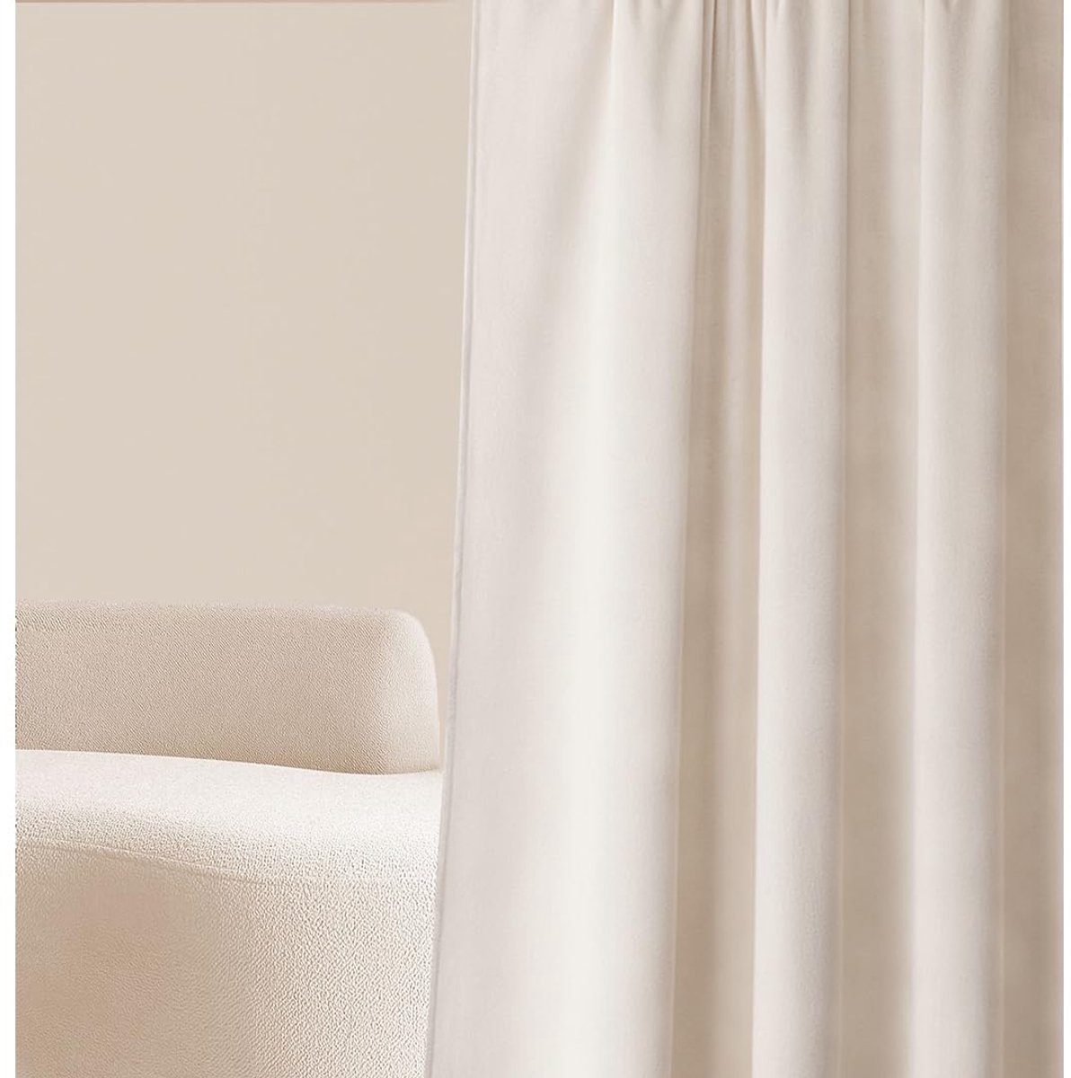 Unyqoos Lichtbeige velours gordijn met gouden ringen voor een elegante uitstraling