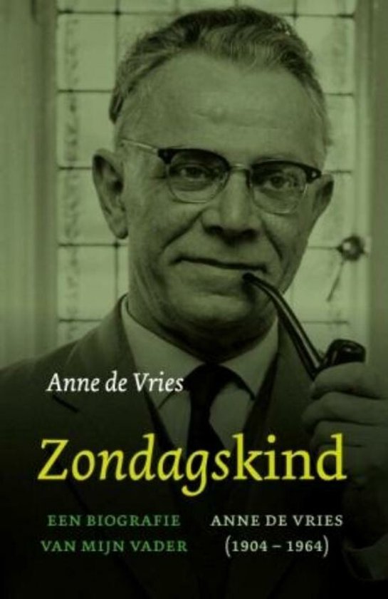 Een biografie van mijn vader, Anne de Vries (1904-1964), getiteld Zondagskind. Een portret van een man met bril en pijp.