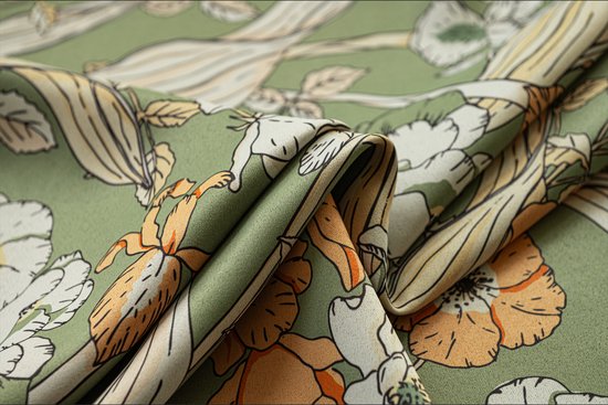 Detail van een groen gordijn met een natuurlijke bloemenprint in zachte oranje, witte en paarse tinten.