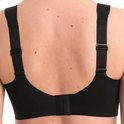Zwarte sportbeha met mesh accenten op de cups, close-up.