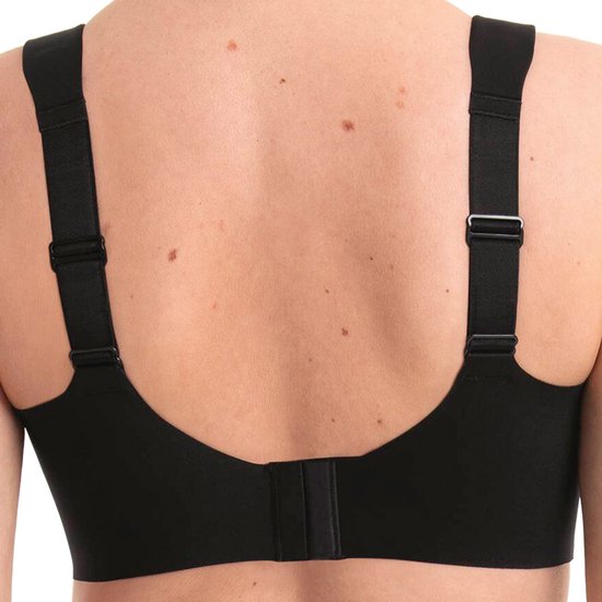 Zwarte sportbeha met mesh accenten op de cups, close-up.