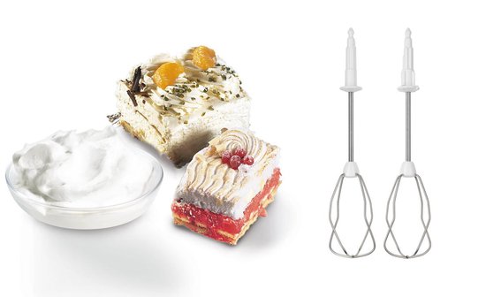 Twee stukjes gebak en een kom slagroom, naast twee metalen gardes voor een handmixer.
