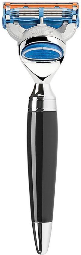 Gillette Fusion scheermes met een glanzend zwart handvat en chromen accenten.