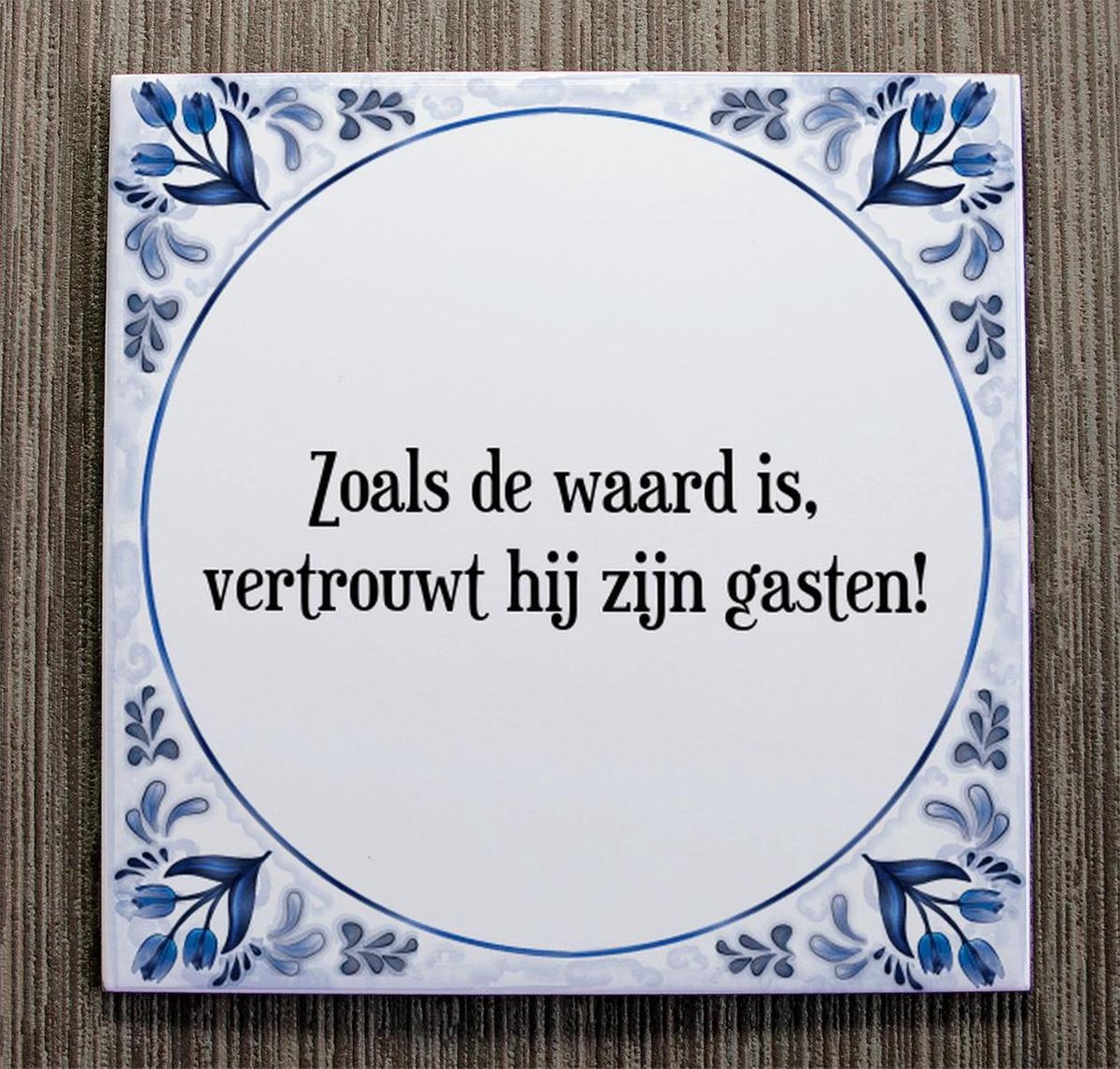 Tegeltje met Spreuk (Tegeltjeswijsheid) Zoals de waard is, vertrouwt hij zijn gasten!... Tegeltje met Spreuk (Tegeltjeswijsheid) Zoals de waard is, vertrouwt hij zijn gasten!...