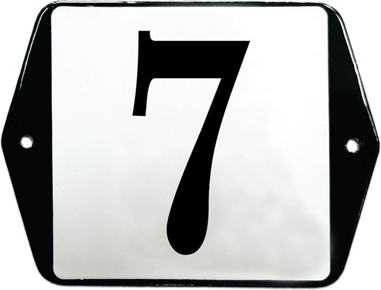 Wit huisnummer 7 met zwarte rand en cijfer, gemonteerd op oor.