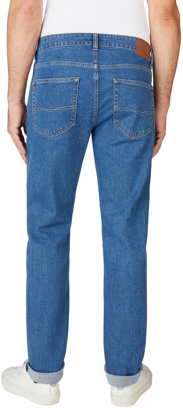 Achterkant van blauwe Pepe Jeans met rechte pasvorm, omgeslagen broekspijpen en bruine logo patch.