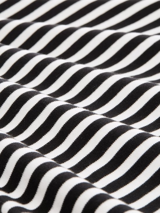 Zwart-witte strepen op de stof van een T-shirt met lange mouwen.