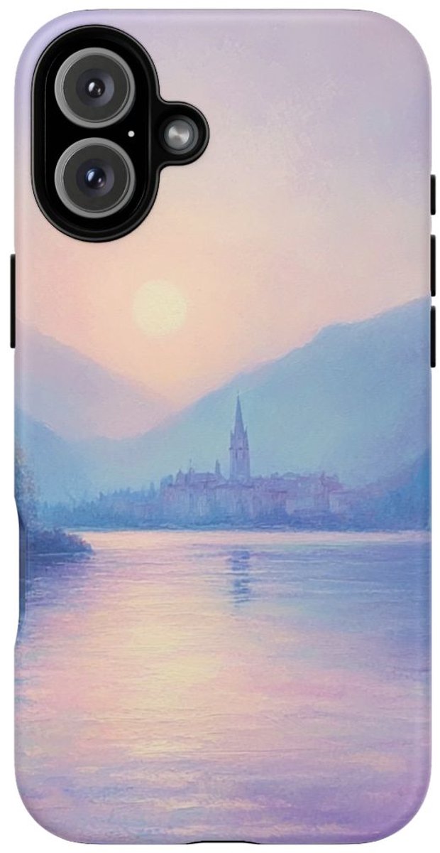Zonsondergang Boven Mistig Meer en Dorp – Telefoonhoesje Geschikt voor iPhone 16 Plus