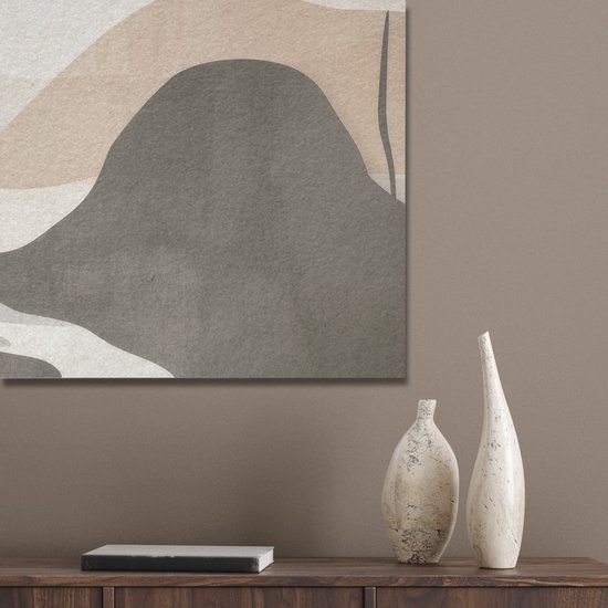 Vue détaillée d'une partie d'un panneau acoustique avec un paysage abstrait dans des tons beige, gris et marron. Deux vases décoratifs se trouvent sur un buffet marron.