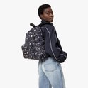 Zwarte Eastpak rugzak met Pokémon print, gedragen door een vrouw.