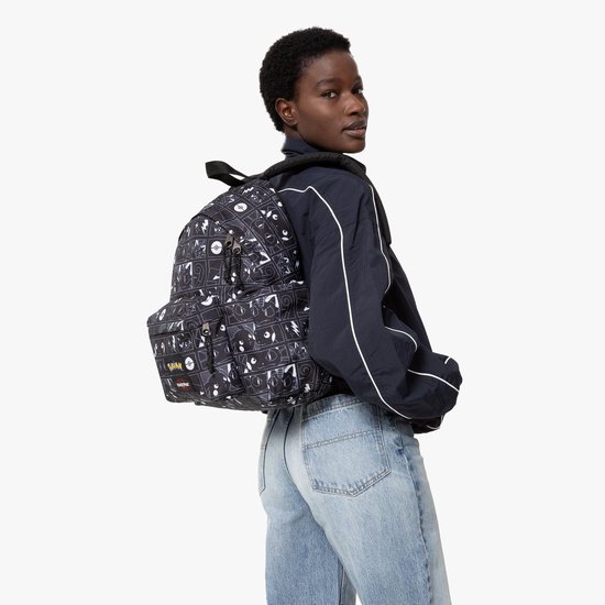 Zwarte Eastpak rugzak met Pokémon print, gedragen door een vrouw.