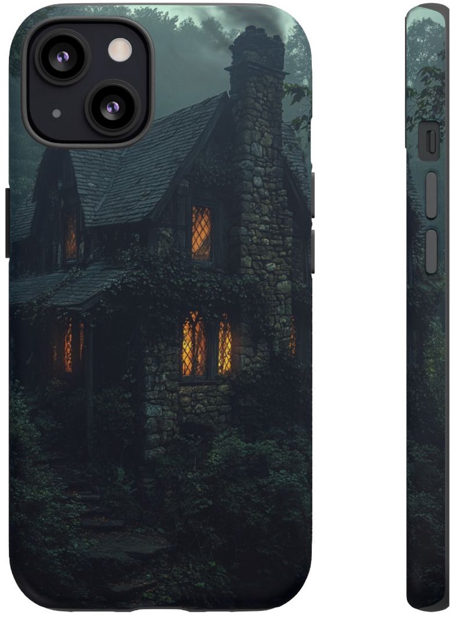 Gotisch Stenen Huisje in Mistig Bos – Telefoonhoesje Geschikt voor iPhone 13