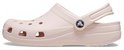Lichtroze Crocs Classic Clog opzij, met draagband om de enkel en perforaties.