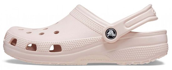 Lichtroze Crocs Classic Clog opzij, met draagband om de enkel en perforaties.