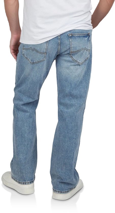 Achterkant van lichtblauwe Mustang bootcut jeans, gedragen met wit T-shirt en witte sneakers.