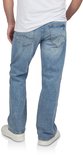 Achterkant van lichtblauwe Mustang bootcut jeans, gedragen met wit T-shirt en witte sneakers.