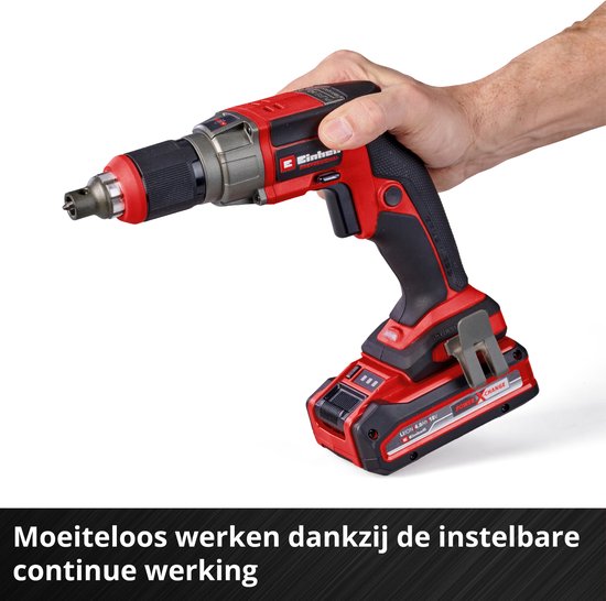 Hand met rode en zwarte Einhell schroevendraaier met accu.