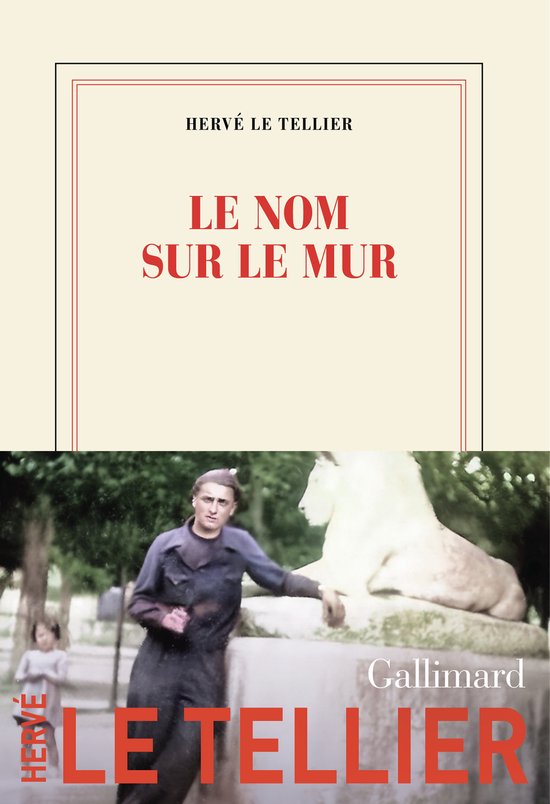 Boek 'Le Nom Sur Le Mur' door Hervé Le Tellier. Een man leunt tegen een stenen leeuw.