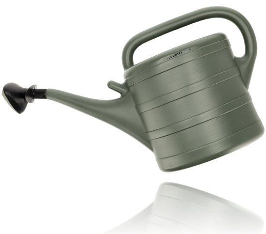 Donkergroene gieter met brede handgreep en ribbelstructuur, kantelend met sproeikop op de tuit.
