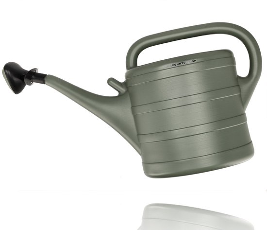 Grijze kunststof gieter van 10 liter met een lange tuit en een zwarte sproeikop.