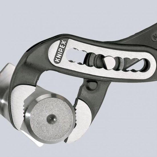 Gedetailleerde opname van de bekken van een waterpomptang die een metalen object vasthoudt.