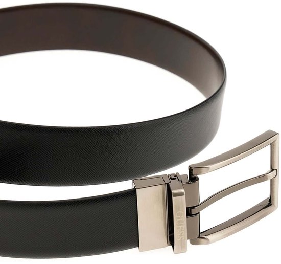 Bruine en zwarte omkeerbare Guess-riem met zilverkleurige gesp, effen textuur.