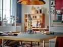 Lego Harry Potter Château de Poudlard L'aile des Hiboux avec des figurines sur une table.